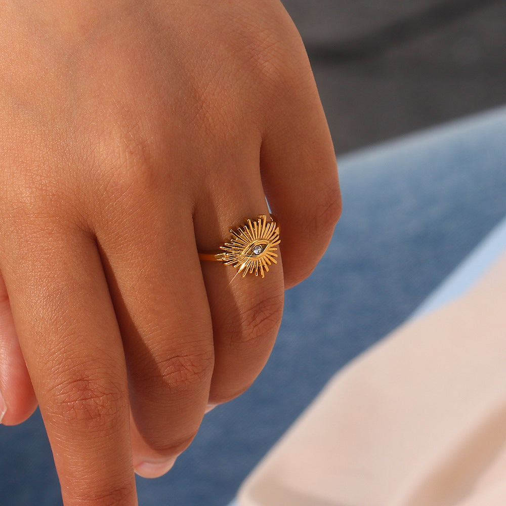 Solana Gold Ring. For elegant and confident hands.