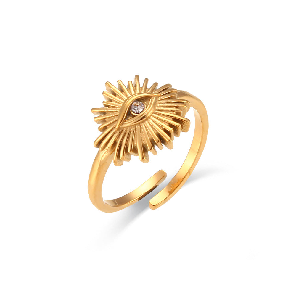 Solana Gold Ring. For elegant and confident hands.