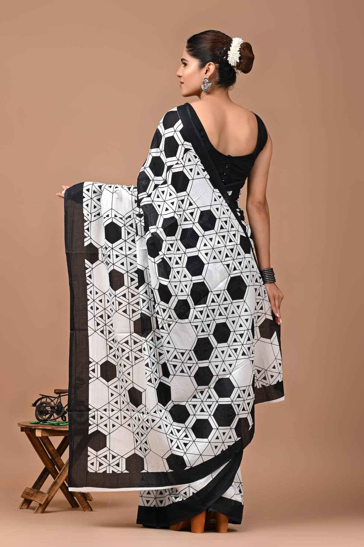 Noir Maze Geometric Mulmul Cotton Saree-1