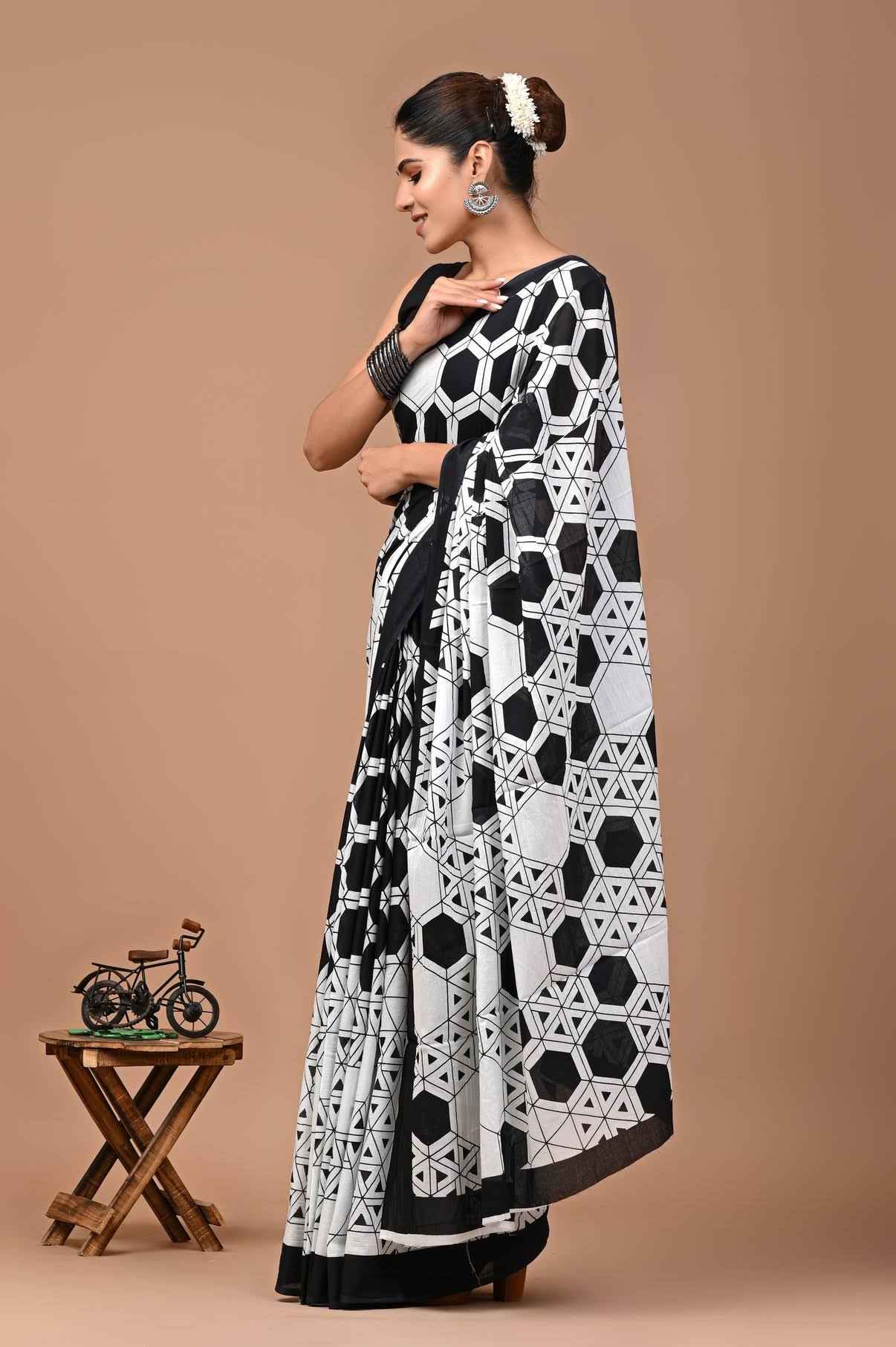 Noir Maze Geometric Mulmul Cotton Saree-2