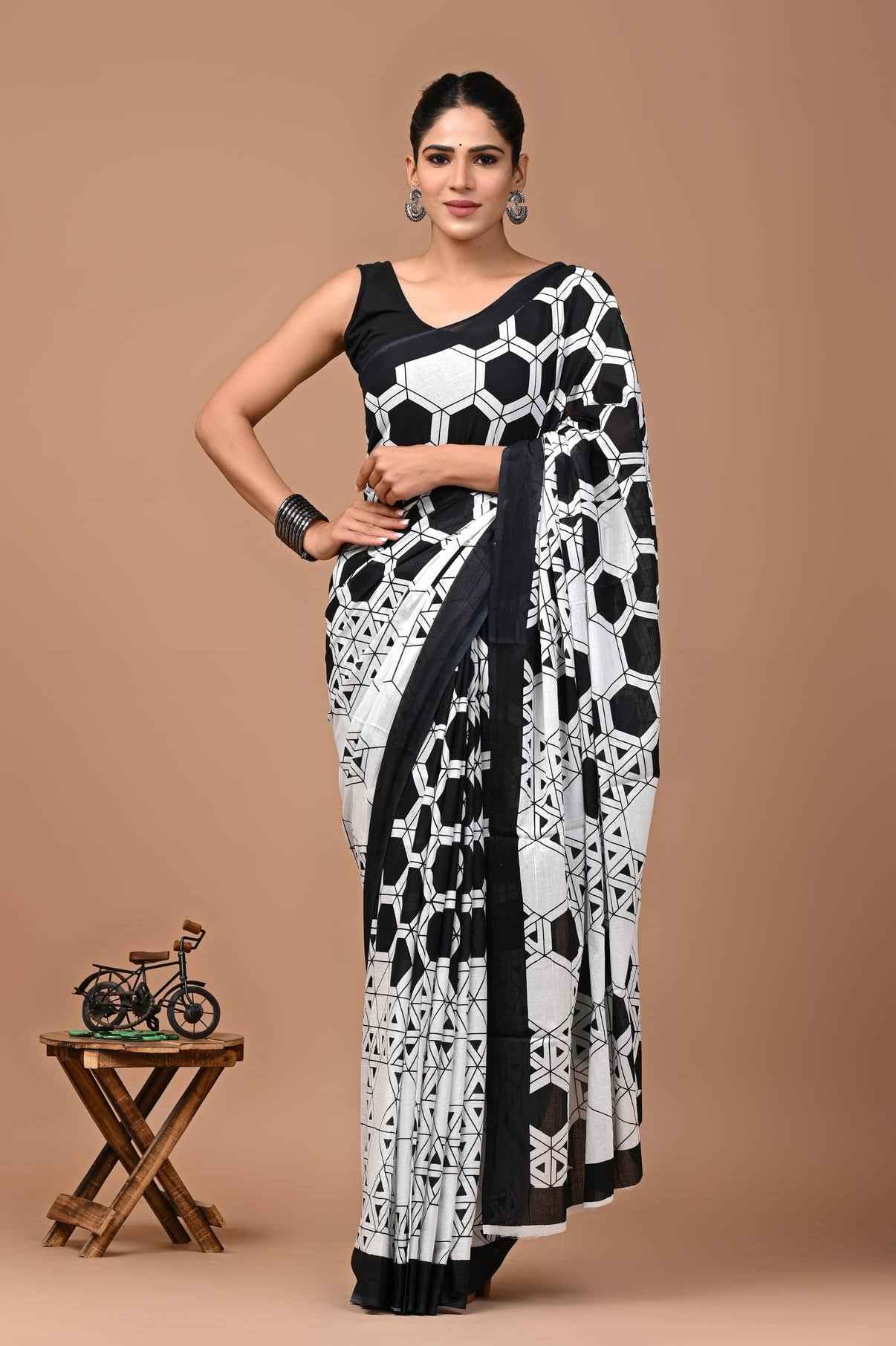 Noir Maze Geometric Mulmul Cotton Saree-3
